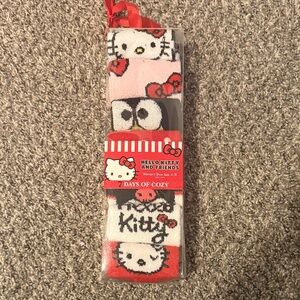 BNWT-Hello Kitty Cozy Socks Set - 7 Fluffy Pairs - WMNS SZ 4-10 💖😼
